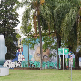 Foto från en park i Montevideo, Uruguay, med en muralmålning i bakgrunden